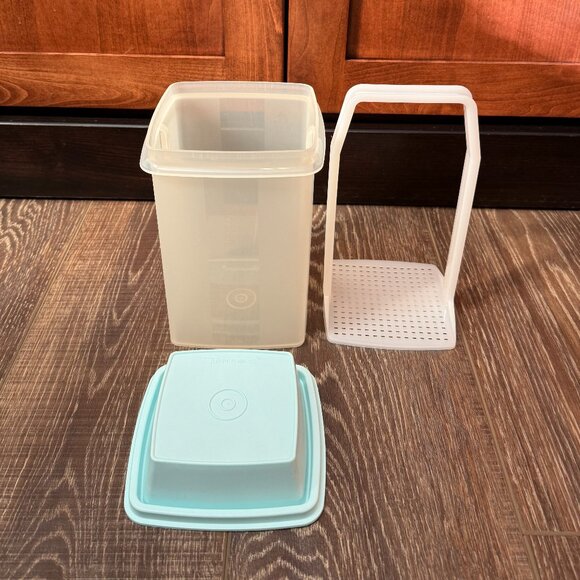 Tupperware Pick-A-Deli Pickle Container - Picture 8 of 16